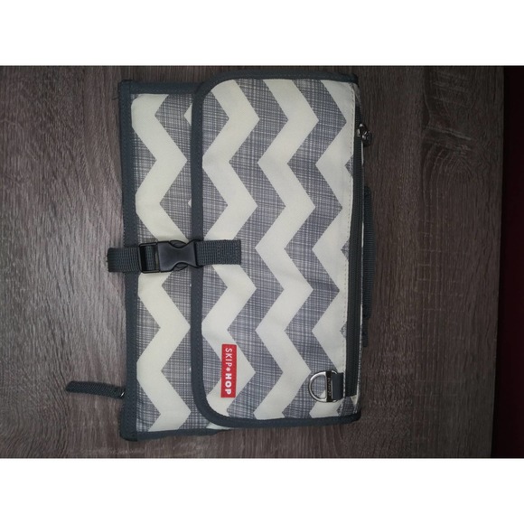Skip Hop Gray / White Portable / Travel Pronto Chevron Mesh Baby Changing Pad - Picture 5 of 7